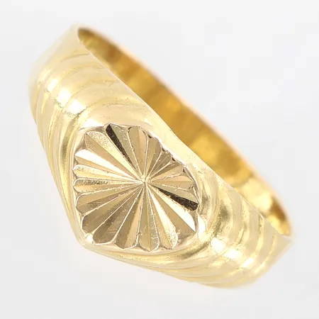 Ring mönster stl 17½, bredd 2,5-8mm, något skev skena, 18K.  Vikt: 2 g