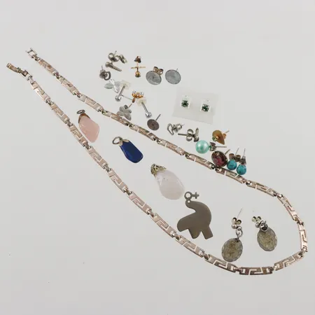 Parti med Bijouterier, bland annat 8 par örhängen samt tre hängen, vissa udda, oädel metall