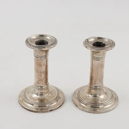 Ett par ljusstakar, höjd: ca 11,5cm, bucklor, fyllda bottnar, 830/1000 silver, bruttovikt: 427,2g.
