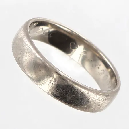 Ring slät stl 18¼, bredd 5mm, gravyr, repor, 18K.  Vikt: 5,9 g