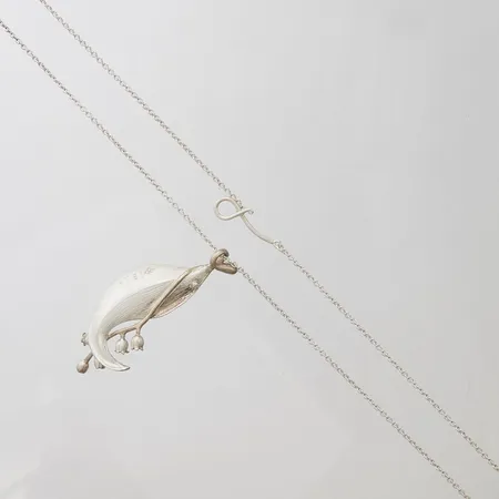 Kedja rundad ankar med hänge blomma, vita stenar, Lily of the valley, Lotta Jewellery, längd ca 54,5-65,5-79,5cm, bredd 1,5-64mm,  Vikt: 16,9 g