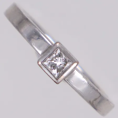 Ring med princesslipad diamant 1xca0,20ct, stl 17¼, bredd 2,5-4,5mm, vitguld, Schalins, gravyr, 18K  Vikt: 4,6 g