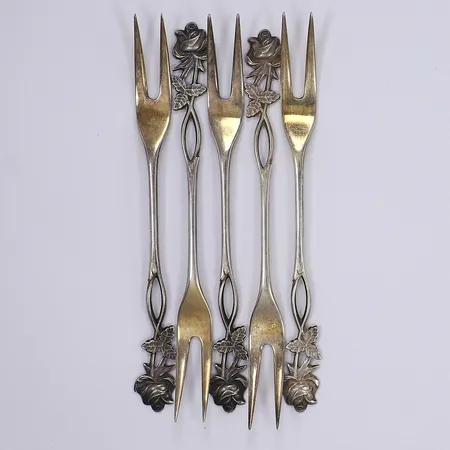 5 Plockgafflar med dekor av rosor längd 12cm finländskt silver 813/1000 Vikt: 43,3 g