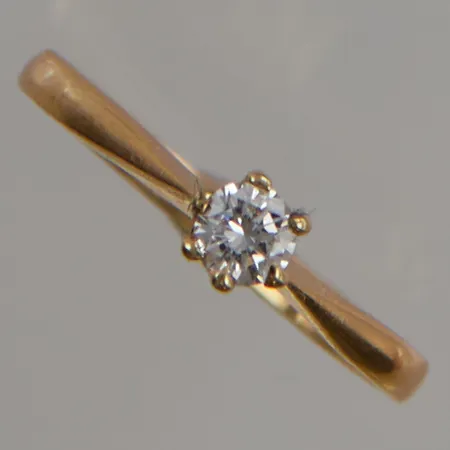 Ring diamant 0,17ct enligt gravyr, Ø16¼, bredd:4mm, 18K 1,8g.