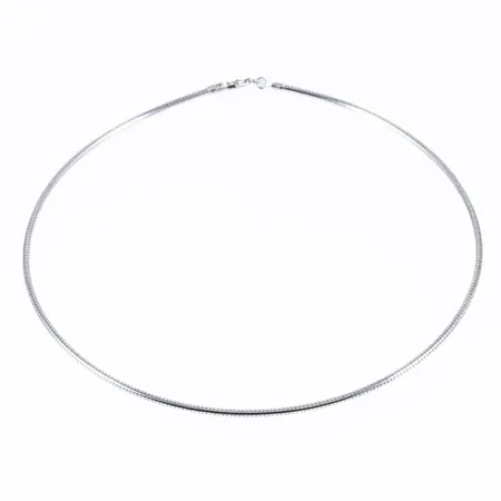 Kedja halvstel Omegalänk i silver (925/1000). Den är 42 cm lång, 2 mm bred och väger 12,9g. Fint skick. Karbinhake. 