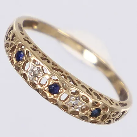 Ring med genombruten dekor med blå och vita stenar stl 17 bredd 1-5mm 18K Vikt: 1,4 g