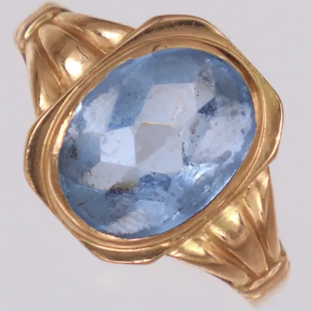 Ring med ljusblå sten, stl 19, nagg, slitage, 18K Vikt: 3 g