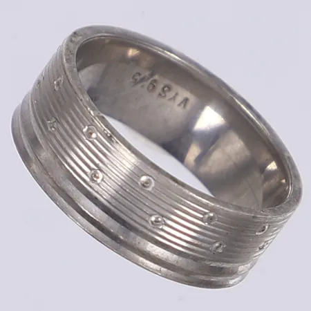 Ring med vita stenar stl 17½ bredd 7mm silver 925/1000 Vikt: 5,2 g