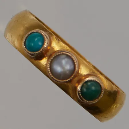 Ring pärla samt turkoser, Ø18, bredd:6mm, gravyr, 23K 5,3g.