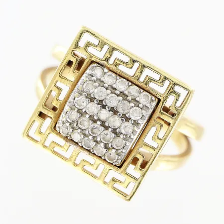 Ring med vita stenar och genombruten meanderbård, stl 17, bredd 2,5-14mm, 14K Vikt: 3,9 g