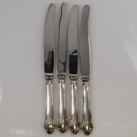 4 Knivar, 21cm, 2 med gravyr, 830/1000 Silver bruttovikt 200,5g.