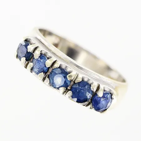 Ring, blå stenar, stl 15½, bredd 3-5mm, vitguld, i behov av rodiering, 18K Vikt: 4,1 g