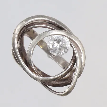 Ring med vit sten stl 18½ bredd 2,5-18mm silver 925/1000 Vikt: 7 g