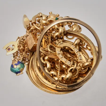 Diverse defekt guld, 18K, vikt 55,42g.