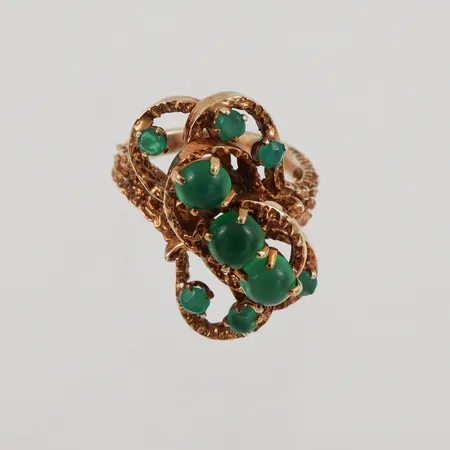 Ring med gröna stenar, Ø17, bredd: 2,5-25,7mm, 14K, 12,1g.