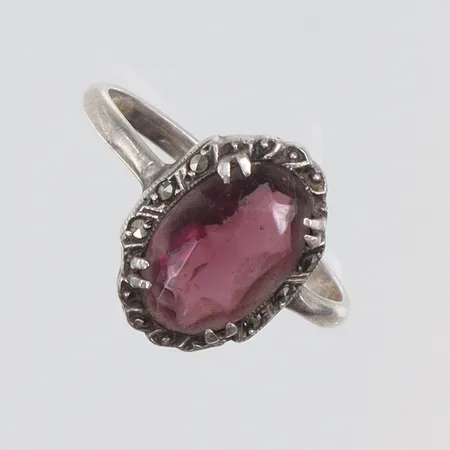Ring med slipat lila glas och markasiter stl 18½ bredd 1,5-14mm silver 830/1000 Vikt: 2,6 g