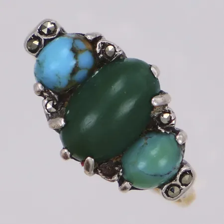 Ring med stenar, stl 16¼, bredd 1,5-9,8mm, fattning i silver, en sten saknas, skev, 18K Vikt: 2,6 g