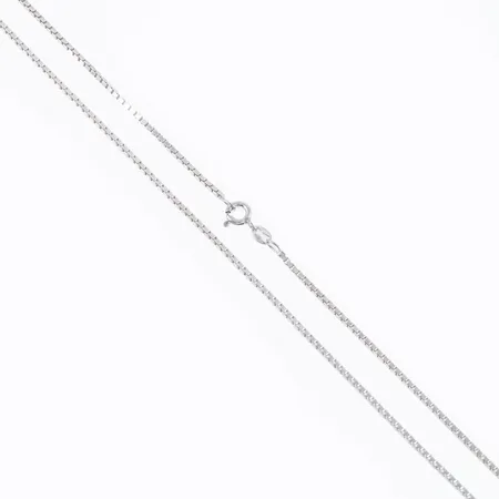 Kedja Venezia i silver (925/1000). Den är 61 cm lång, 1,5 mm bred och väger 7,7g. Fint skick. Springring. 