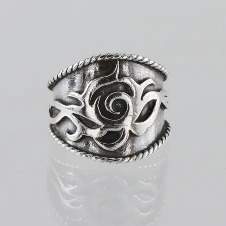 Ring mönstrad med pärlkant, stl ca 20mm, öppen skena, bredd 5,6-21,6mm, silver Vikt: 10,9 g