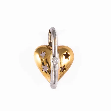 Hänge Hjärta i 18K guld med 1 x c:a 0,01ct briljantslipad diamant. Det är 9 mm brett, 13,5 mm långt inkl. ögla och väger 0,9g. 