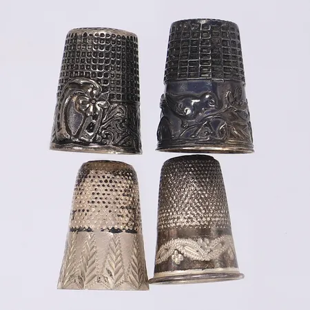 4 Fingerborgar med mönstrad dekor delvis ostämplat silver 830-925/1000 Vikt: 16,4 g