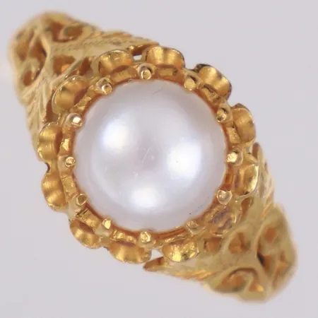 Ring med imitationspärla Ø7,9mm, stl 16¼, bredd 3-11mm, 23K  Vikt: 5,4 g