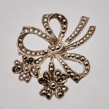 Brosch i silver, mått 30x38mm, Markasiter, 835/1000, importstämplad, vikt 7,23g.