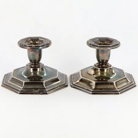 Ett par ljusstakar höjd:7cm, bredd: 5-10,5cm, fylld botten, silver 830/1000 Vikt: 357,6 g