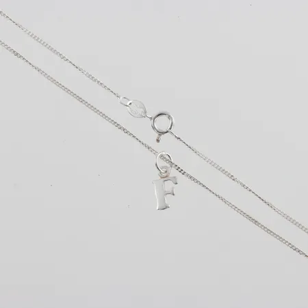 Halssmycke med berlock F, Pansar längd 8cm, silver  Vikt: 2,1 g