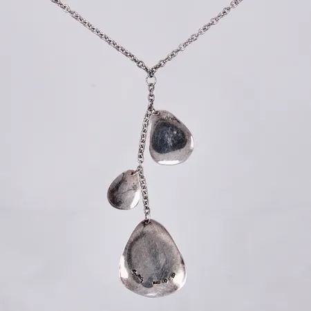Collier Efva Attling längd ca 41cm, hänge med 3 plattor totalt ca 9,5cm, 925/1000 silver Vikt: 22,1 g