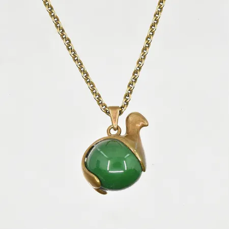Kedja med hänge fågel med grön sten, Kalevala Koru, design Pentti Sarpaneva, Finland, längd 69½ cm, länkens bredd 2 mm, brons.