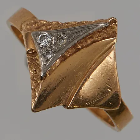 Ring diamanter 3x totalt ca 0,05ctv, Ø19¼, bredd:16mm, Guldsmedjan H A Jakobsson, 1992, 18K 5,8g.