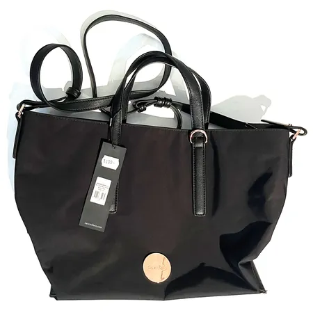 Handväska Calvin Klein svart tote höjd 25cm, längd 29cm Vikt: 0 g Skickas med paket.