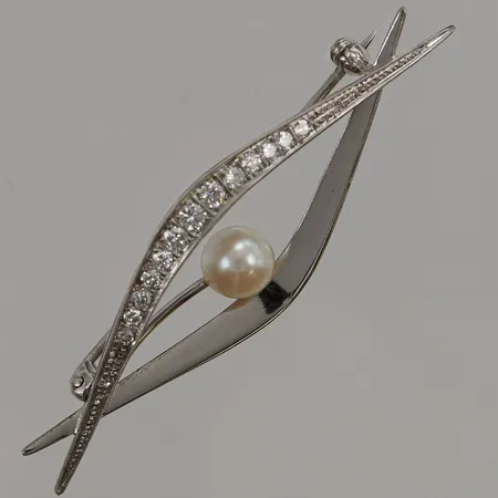 Brosch 13x diamanter 0,49ctv enligt gravyr, kvalitet ca TW-W/VS, 60mm, odlad pärla ca 7mm, Mema Guld & Silver Ab 1967, vitguld 18K 7,1g.