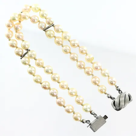 Pärlarmband 19cm, tvåradigt, odlade saltvattenspärlor Ø6mm, skador/slitage på pärlor, lås i silver 925/1000. Vikt: 0 g
