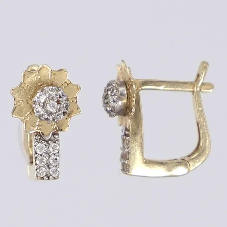 Ett par örhängen med vita stenar ca 11x12mm 14K Vikt: 3,3 g