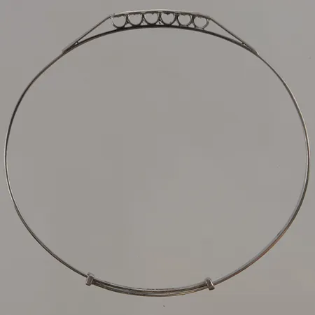 Armring med diamanter 5x totalt 0,12ctv, 65x55mm, justerbar storlek, bredd:3mm,  Hedbergs Guld & Silver 1975, vitguld 18K 9,7g.