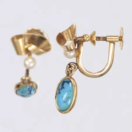 Ett par örhängen med troligen turkos och pärlor höjd ca 20mm svenska stämplar 1963 18K Vikt: 2,3 g