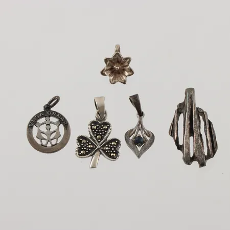 Fem hängen, vissa med stenar, 12-24mm, 925/1000 silver, 6,6g.