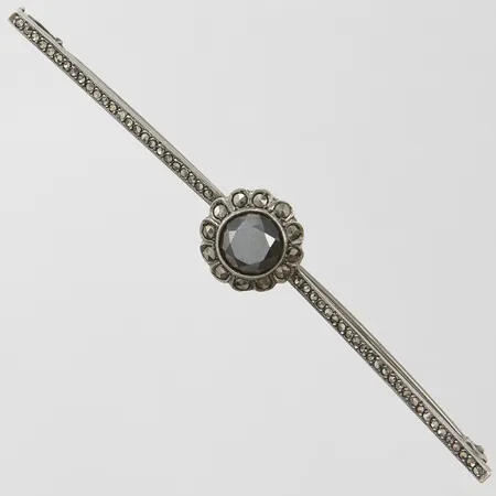 Brosch med hematit samt markasiter, längd ca 85mm, bredd 13,5mm, defekt lås, franska stämplar, 800/1000 silver Vikt: 5,2 g