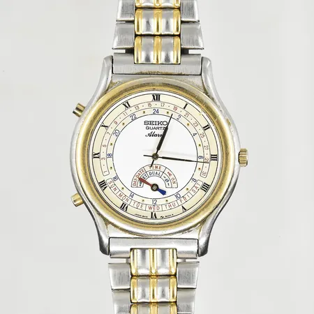 Herrur Seiko Alarm, boett Ø37 mm, quartz, stål/doublé, dag/datum, refnr 8M15-8000, boettnr 8D0335, 1980-tal, defekt krona/går ej att ställa tid, trögt viklås, behov av batteribyte, inga tillbehör. Vikt: 0 g