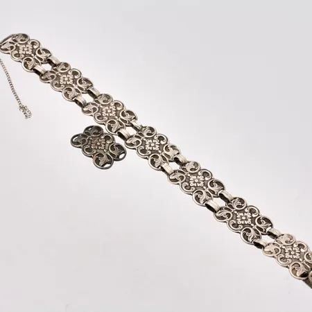  Armband i silver, 17cm, 19,5cm, om man använder lös bit, bredd 14,7mm, 830/1000, säkerhets kedjan är lös, vikt 24,9g.