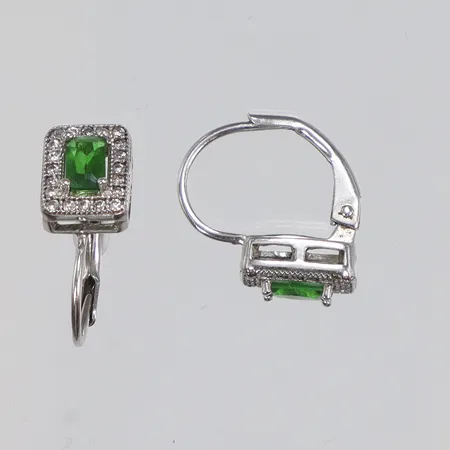 Ett par Örhängen med gröna samt vita stenar 6x14mm silver 925/1000 Vikt: 2 g