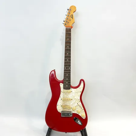 Elgitarr Levin, glapp i samtliga kontroller, svajarm saknas, mjukt fodral  Skickas med Bussgods eller PostNord