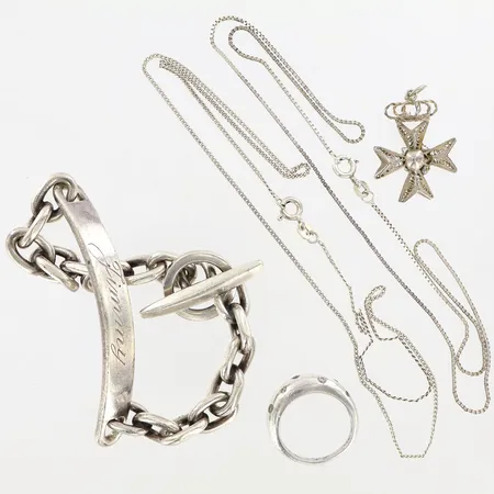 Silversmycken med defekter, 1 armband, 1 ring, 1 hänge, 2 kedjor, 925/1000 Silver Vikt: 59,3 g