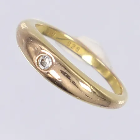 Ring med vit sten stl 16½ bredd 2-5mm förgyllt silver 925/1000  Vikt: 2,3 g