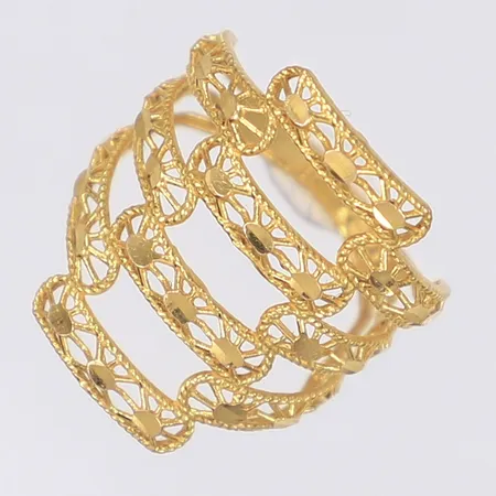 Ring med genombruten dekor stl 16 bredd 2-22mm något ojämn skena 21K  Vikt: 2,6 g