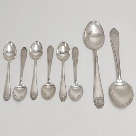 Åtta skedar med skeppsdekor, längd ca 12-18cm, svenska stämplar, 830/1000 silver Vikt: 192,8 g