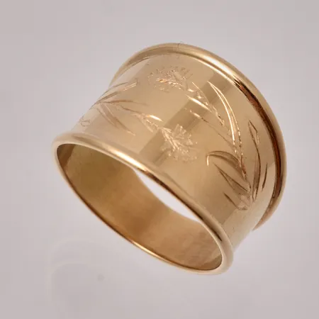 Ring i 18K guld, stl 17½, Brunkulla, bredd 5,6-14,8mm, tillverkad av Bäckströms, vikt 3,67g.