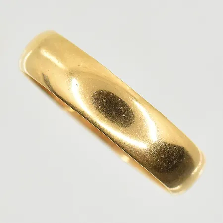 Ring, stl 18¾, bredd 5 mm, gravyr, 18K. Vikt: 3,9 g